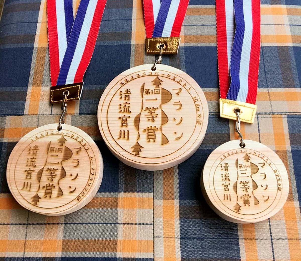 大会受賞者用メダル（レーザー刻印・ヒノキ）